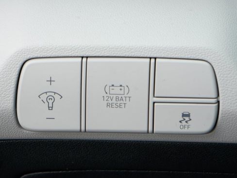 Used 2025 Hyundai Elantra Limited image 18