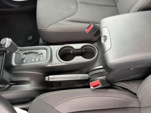 Used 2017 Jeep Wrangler Unlimited Sahara w/ Connectivity Group AWD/4WD image 16