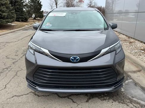 Certified 2025 Toyota Sienna LE image 38