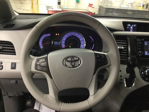 Used 2013 Toyota Sienna SE image 15