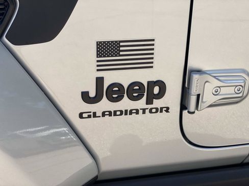 Used 2023 Jeep Gladiator Overland AWD/4WD image 13