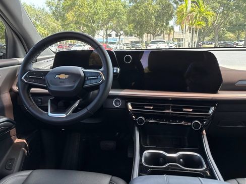 Used 2025 Chevrolet Traverse LT w/ Driver Confidence Package FWD image 25