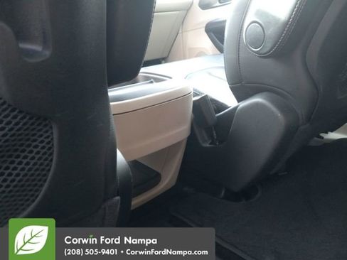 Used 2020 Chrysler Pacifica Touring-L image 25