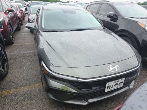 Used 2025 Hyundai Elantra SE FWD image 8