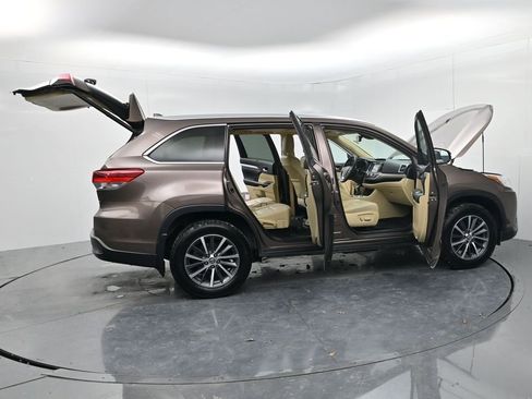 Used 2017 Toyota Highlander XLE image 64