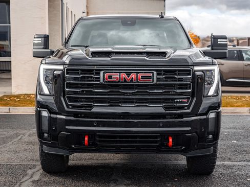 Used 2024 GMC Sierra 2500 AT4 image 2