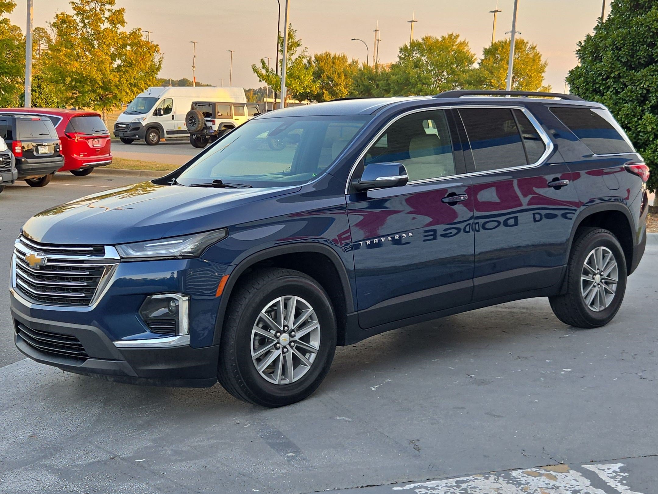 Used 2022 Chevrolet Traverse LT FWD image 3