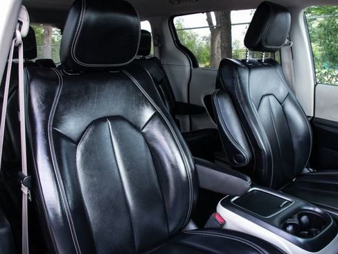 Used 2023 Chrysler Pacifica Touring-L image 31