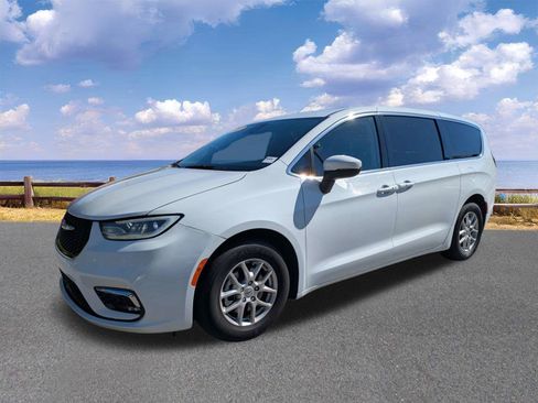 Used 2023 Chrysler Pacifica Touring-L FWD image 4
