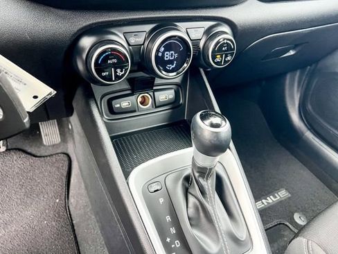 Certified 2022 Hyundai Venue SEL image 18