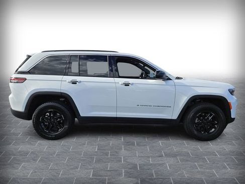 Used 2025 Jeep Grand Cherokee Laredo w/ Luxury Tech Group I image 2