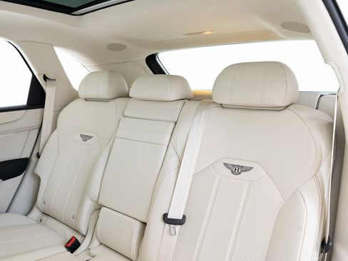 Used 2024 Bentley Bentayga V8 image 24