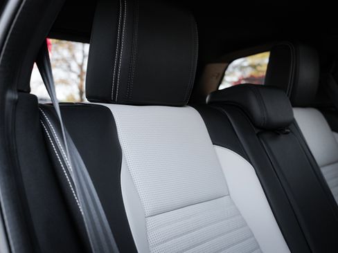 Used 2023 Land Rover Discovery Sport SE R-Dynamic image 33