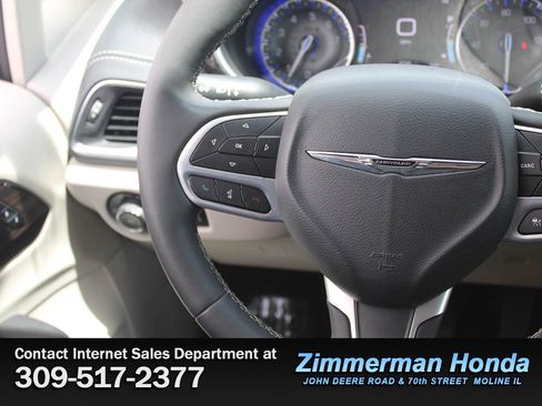 Used 2023 Chrysler Pacifica Limited FWD image 15