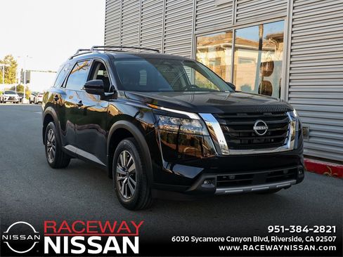 New 2025 Nissan Pathfinder SL image 1