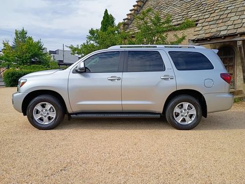 Used 2020 Toyota Sequoia SR5 RWD image 7