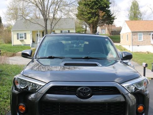 Used 2019 Toyota 4Runner TRD Off-Road AWD/4WD image 2
