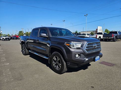 Used 2017 Toyota Tacoma TRD Off-Road AWD/4WD image 4