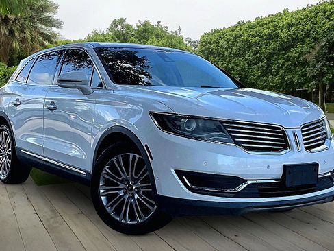 Used 2016 Lincoln MKX Reserve w/ Technology Package FWD image 10