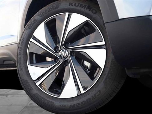 New 2025 Volkswagen Taos SE image 3