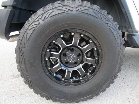 Used 2019 Jeep Wrangler Unlimited Sahara AWD/4WD image 5