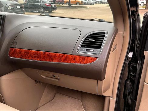 Used 2016 Chrysler Town & Country Touring image 16