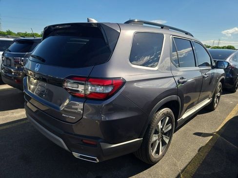 Used 2025 Honda Pilot Touring image 2