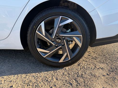 Used 2025 Hyundai Elantra Limited image 30