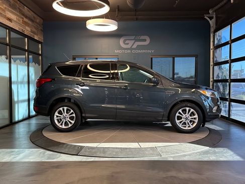 Used 2019 Ford Escape SE FWD image 2