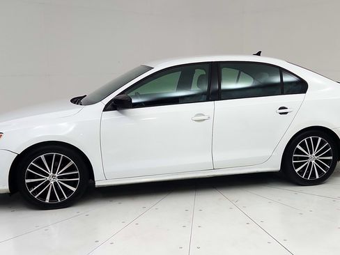 Used 2016 Volkswagen Jetta Sport FWD image 4