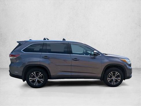 Used 2016 Toyota Highlander XLE AWD/4WD image 4