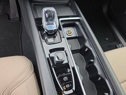 New 2026 Volvo XC60 B5 Plus w/ Protection Package Premier AWD/4WD image 17