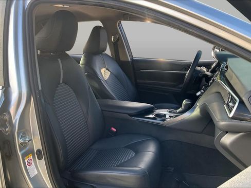 Used 2018 Toyota Camry SE FWD image 9