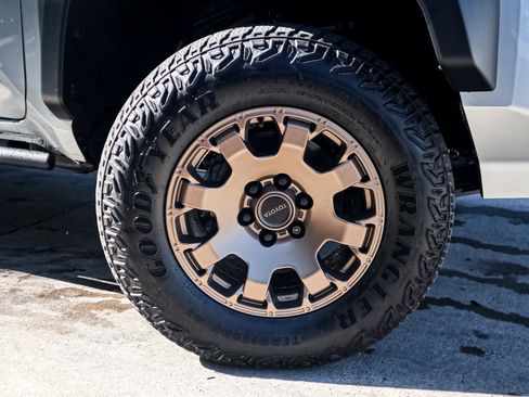 Used 2025 Toyota Tacoma 4x4 Double Cab Hybrid image 13