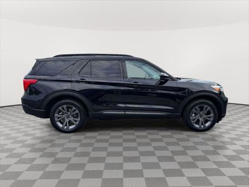 Used 2023 Ford Explorer XLT w/ Equipment Group 202A AWD/4WD image 8