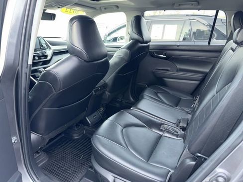 Used 2022 Toyota Highlander XLE image 6