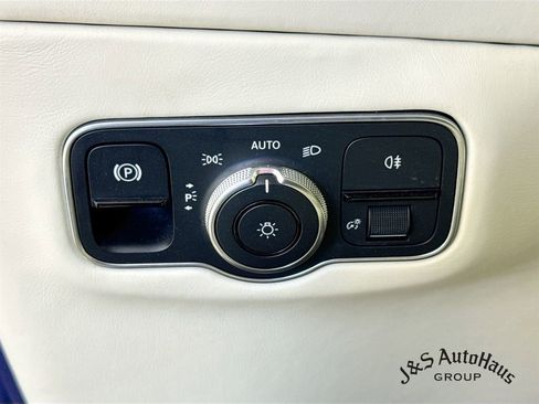Used 2023 Aston Martin DBX AWD/4WD image 10