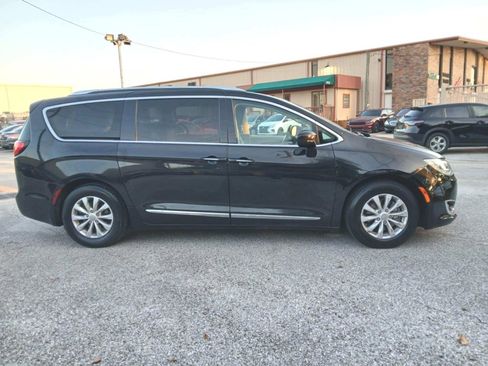 Used 2019 Chrysler Pacifica Touring-L image 6