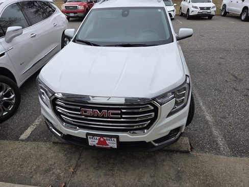 Used 2024 GMC Terrain SLT image 2