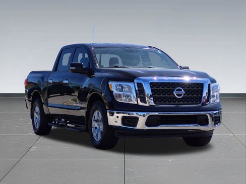 Used 2018 Nissan Titan SV w/ SV Convenience Package AWD/4WD image 12