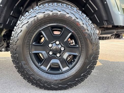 Used 2022 Jeep Gladiator Mojave w/ Cold Weather Group image 13