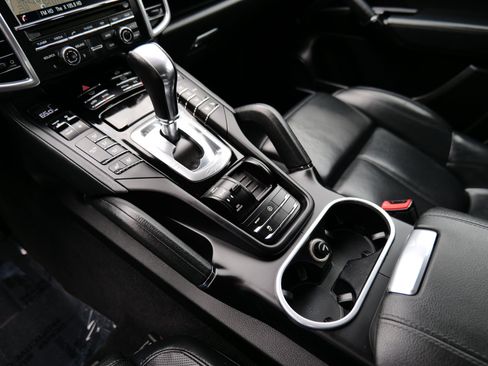 Used 2016 Porsche Cayenne image 32