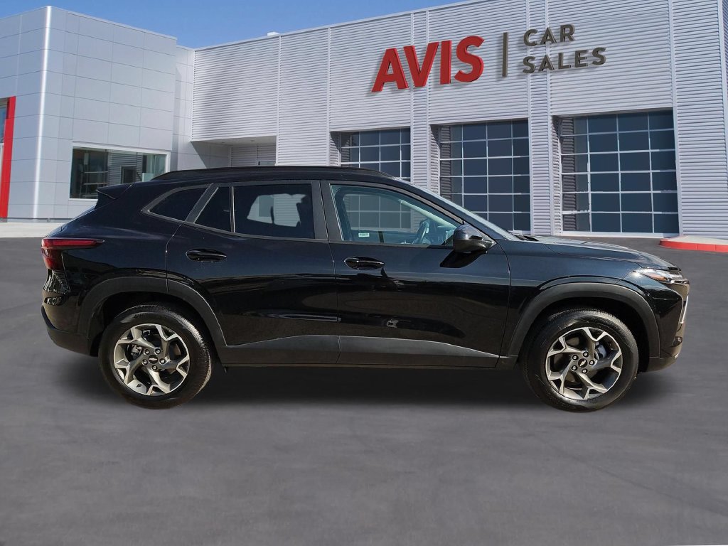 Used 2025 Chevrolet Trax LT w/ LT Convenience Package FWD image 5