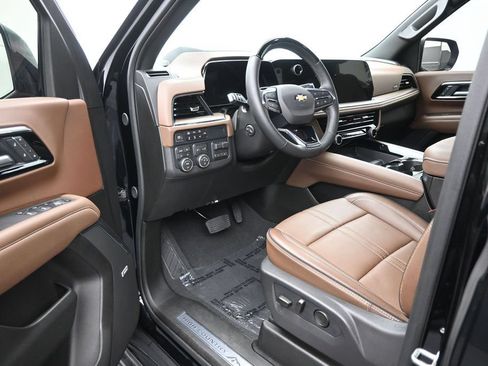Used 2026 Chevrolet Suburban High Country AWD/4WD image 11