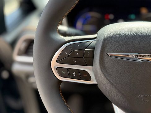 Used 2023 Chrysler Pacifica Pinnacle FWD image 25
