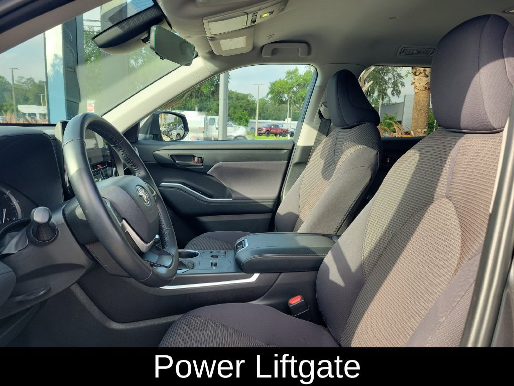 Used 2023 Toyota Highlander LE FWD image 2