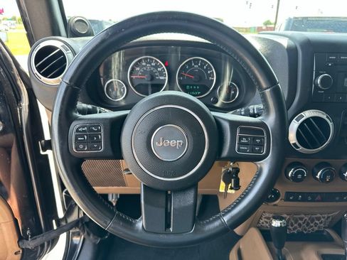 Used 2014 Jeep Wrangler Unlimited Sahara w/ Connectivity Group AWD/4WD image 39