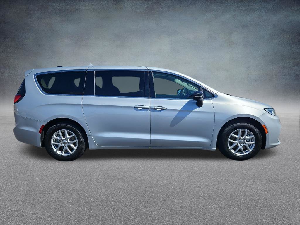 Used 2024 Chrysler Pacifica Touring-L FWD image 2