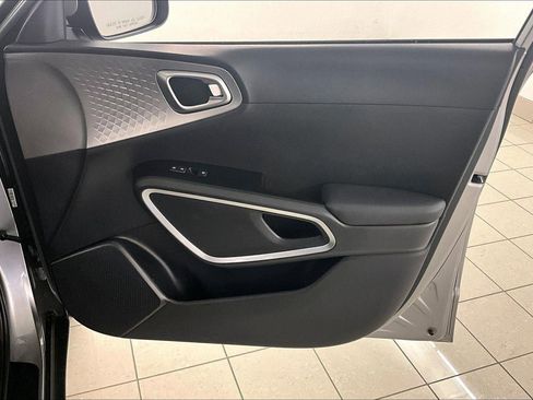 Used 2025 Kia Soul LX FWD image 28
