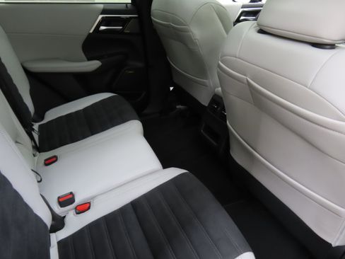 New 2025 Mitsubishi Outlander SE image 24